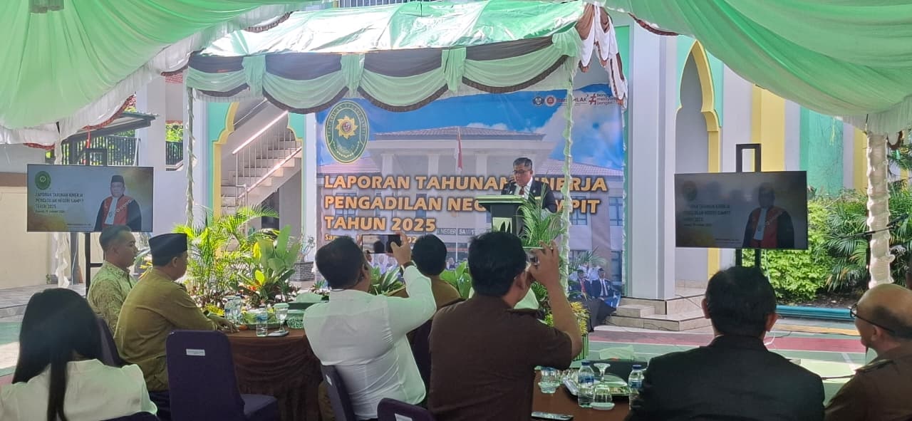 Ketua Pengadilan Negeri Sampit Benny Octavianus saat memaparkan kinerja mereka dalam menangani perkara hukum dalam setahun terakhir, Senin (19/1).