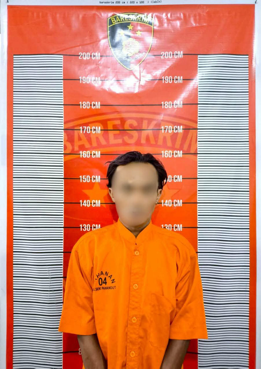 DIAMANKAN : MAR (44) pelaku penganiayaan diamankan di kantor polisi. FOTO: POLSEK PAHANDUT/RADAR SAMPIT