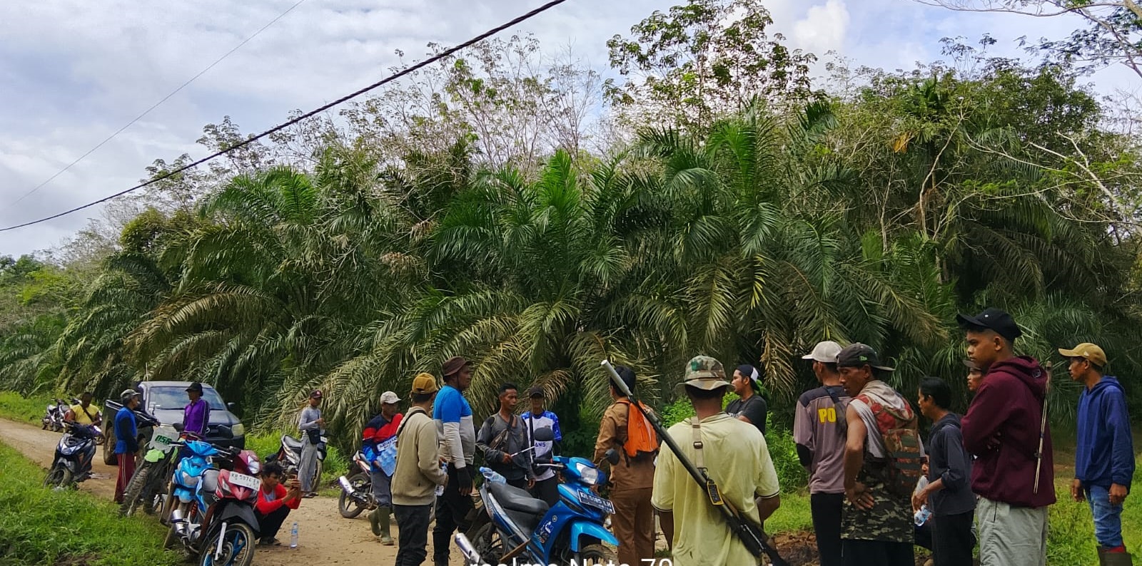 warga dan tim gabungan saat mencari keberadaan Zainudin Husim, yang hilang sejak 1 Januari 2026.
