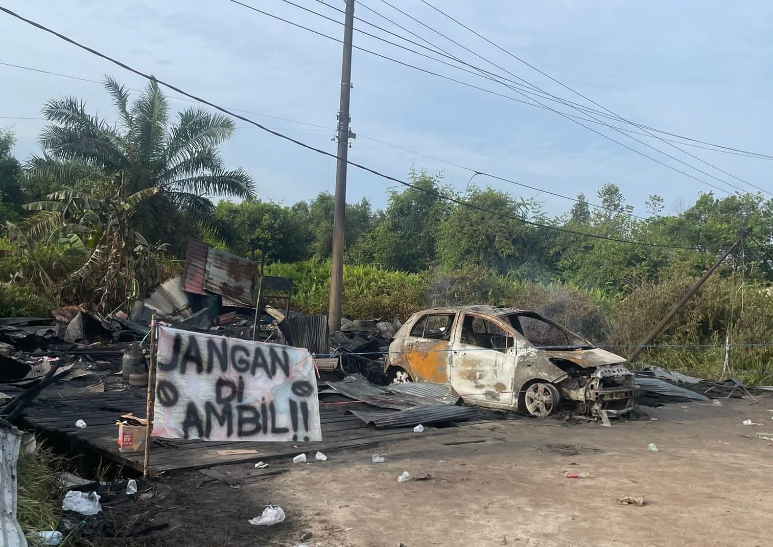 Puing kebakaran warung yang menjual BBM eceran dan mobil di Jalan Jenderal Sudirman Kilometer 4 Sampit. (Facebook :Tia Veysa/Radar Sampit)