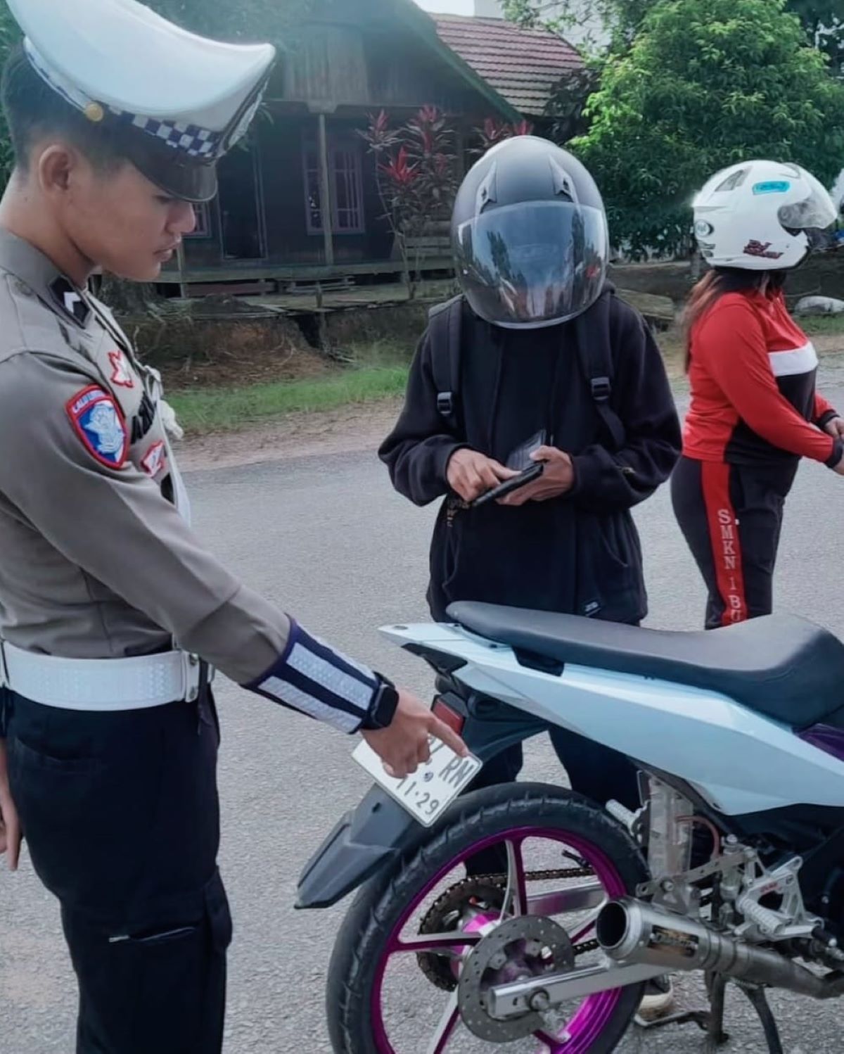 TEGUR: Satlantas Polres Lamandau melakukan penindakan dan peneguran kepada pelajar naik motor yang menggunakan knalpot brong, Sabtu (17/1). FOTO: POLRES LAMANDAU/RADAR SAMPIT