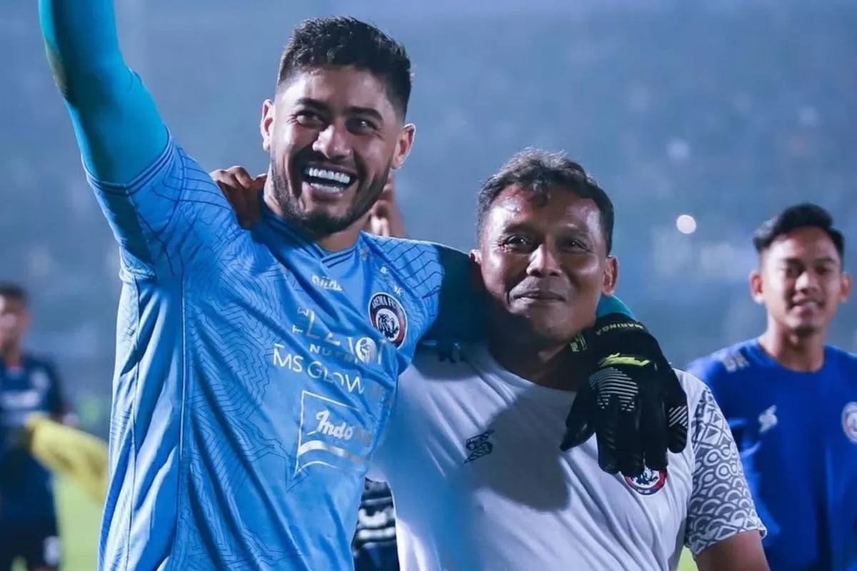 Kuncoro (kanan) saat mengabdi di Arema FC. (Arema FC)