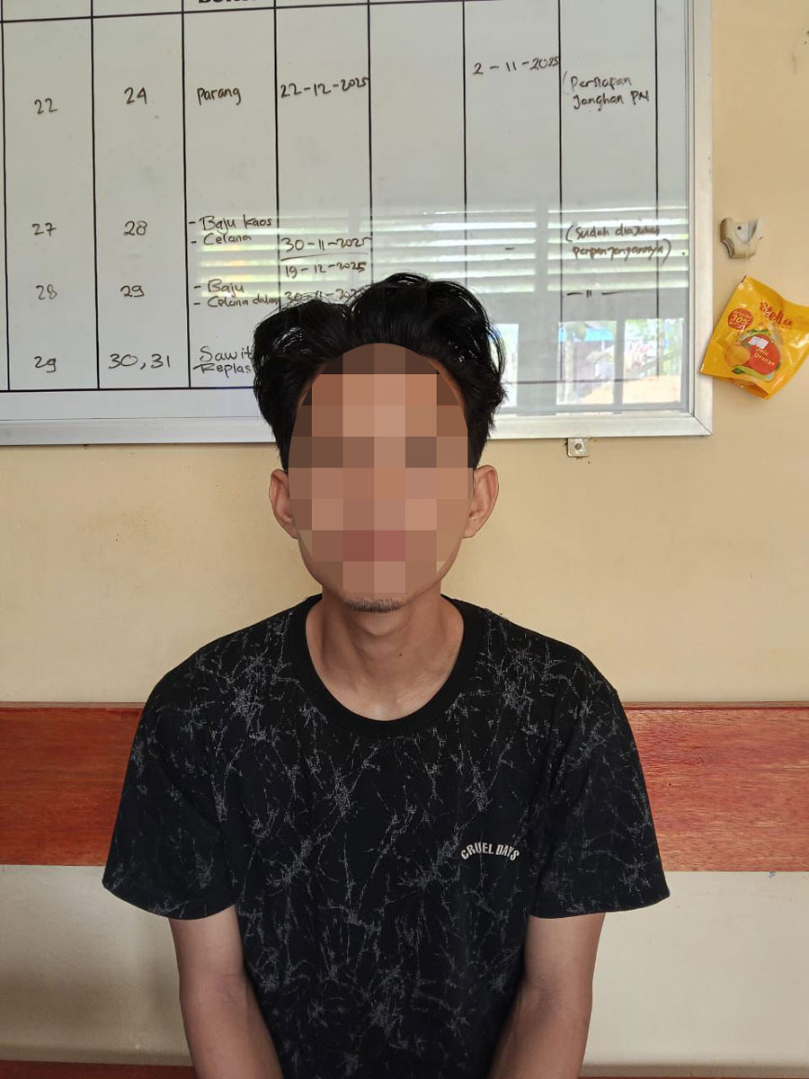 TANGKAP : Ucok (23) pelaku pencurian alat pengeras suara masjid diamankan di kantor polisi. FOTO: POLRES KOTIM /RADAR SAMPIT