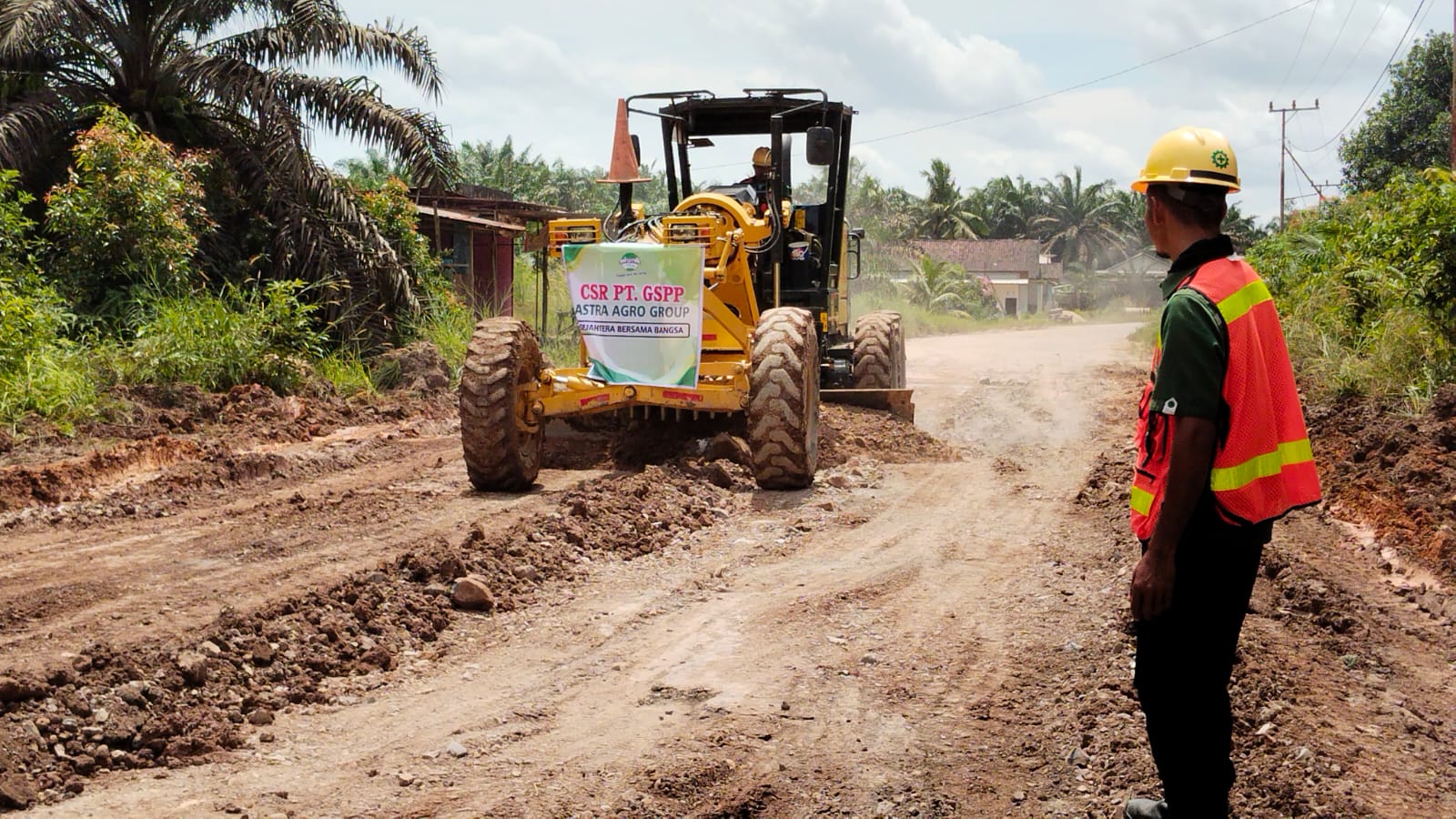 PT Astra Agro Lestari Tbk (Astra Agro) melalui salah satu anak usahanya, PT Gunung Sejahtera Puti Pesona (PT GSPP) melakukan perbaikan jalan poros Amin Jaya - Sukamandang. (Astra Agro/Radar Sampit)