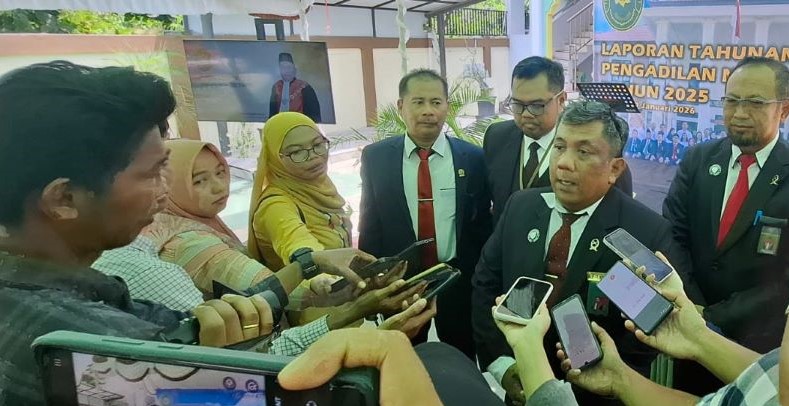 Ketua PN Sampit, Benny Octavianus jumpa pers, beberkan jumlah perkara yang mereka tangani selama tahun 2025. FOTO: RADO/RADAR SAMPIT