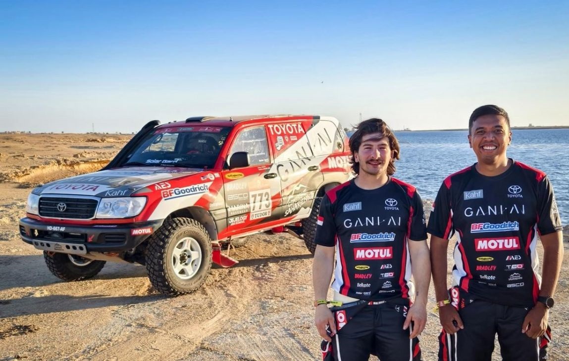 Pereli Indonesia Julian Johan ditemani navigator asal Prancis, Mathieu Monplaisi, saat ajang Rally Dakar 2026