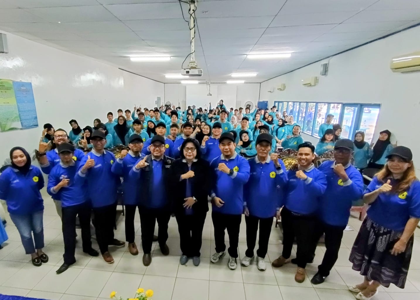 Ketua STIE Sampit, jajaran dosen, berfoto bersama seluruh peserta KKN dan PKL tahun 2026, Senin (19/1/2026).