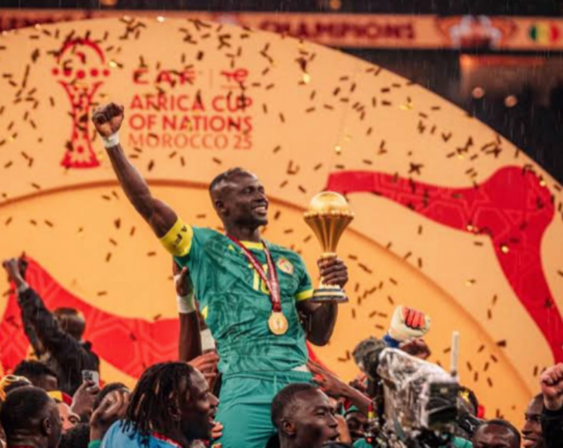 Kapten Timnas Senegal Sadio Mane saat mengangkat trofi Piala Afrika 2025, di Maroko,(19/1) dini hari WIB.