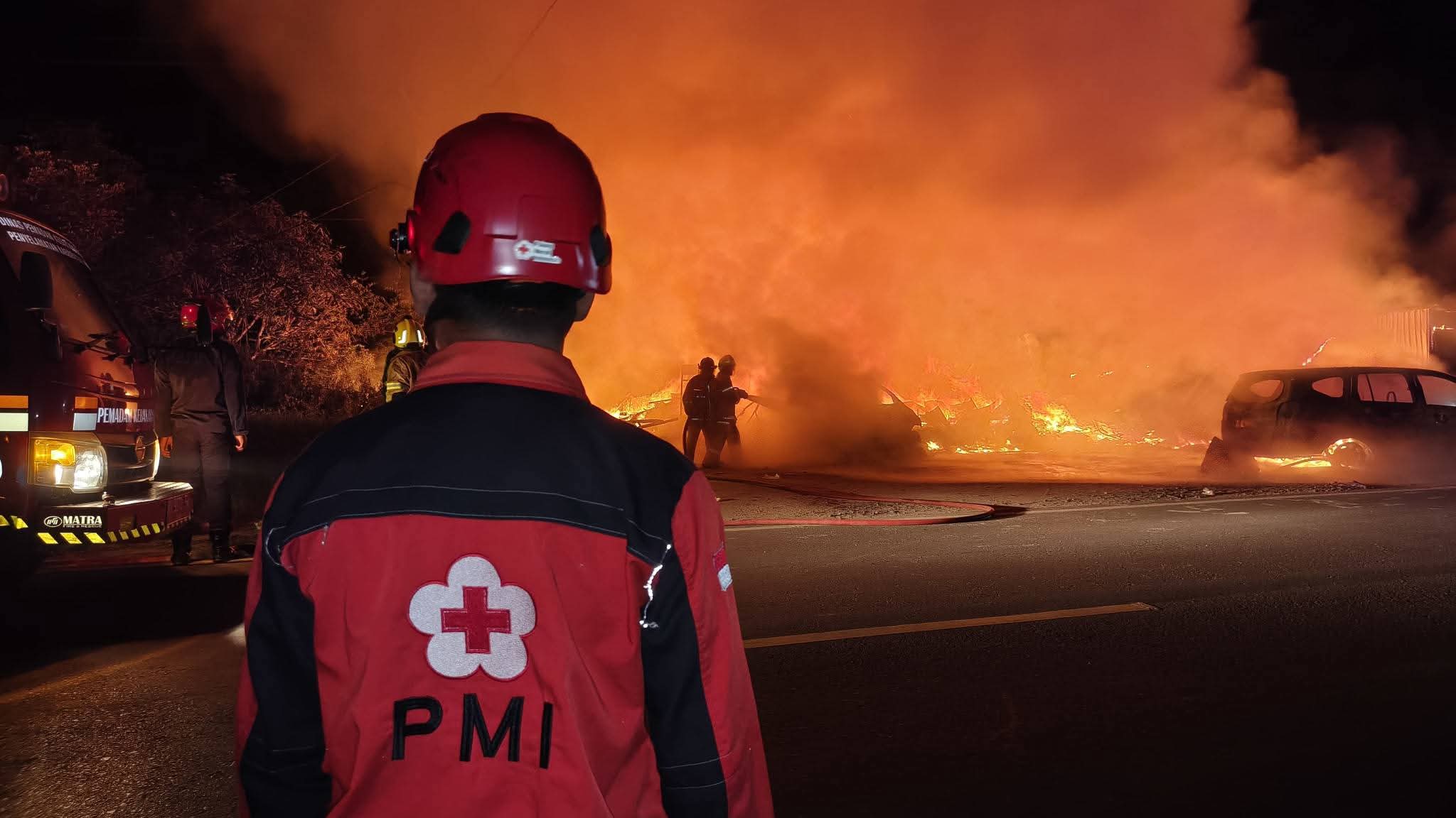 Petugas PMI Kotim saat berada di lokasi kebakaran Kios BBM di Jalan Jenderal Sudirman Kilometer 4 Sampit - Pangkalan Bun, Minggu malam (18/1 /2026). (Muhammad Sidik)