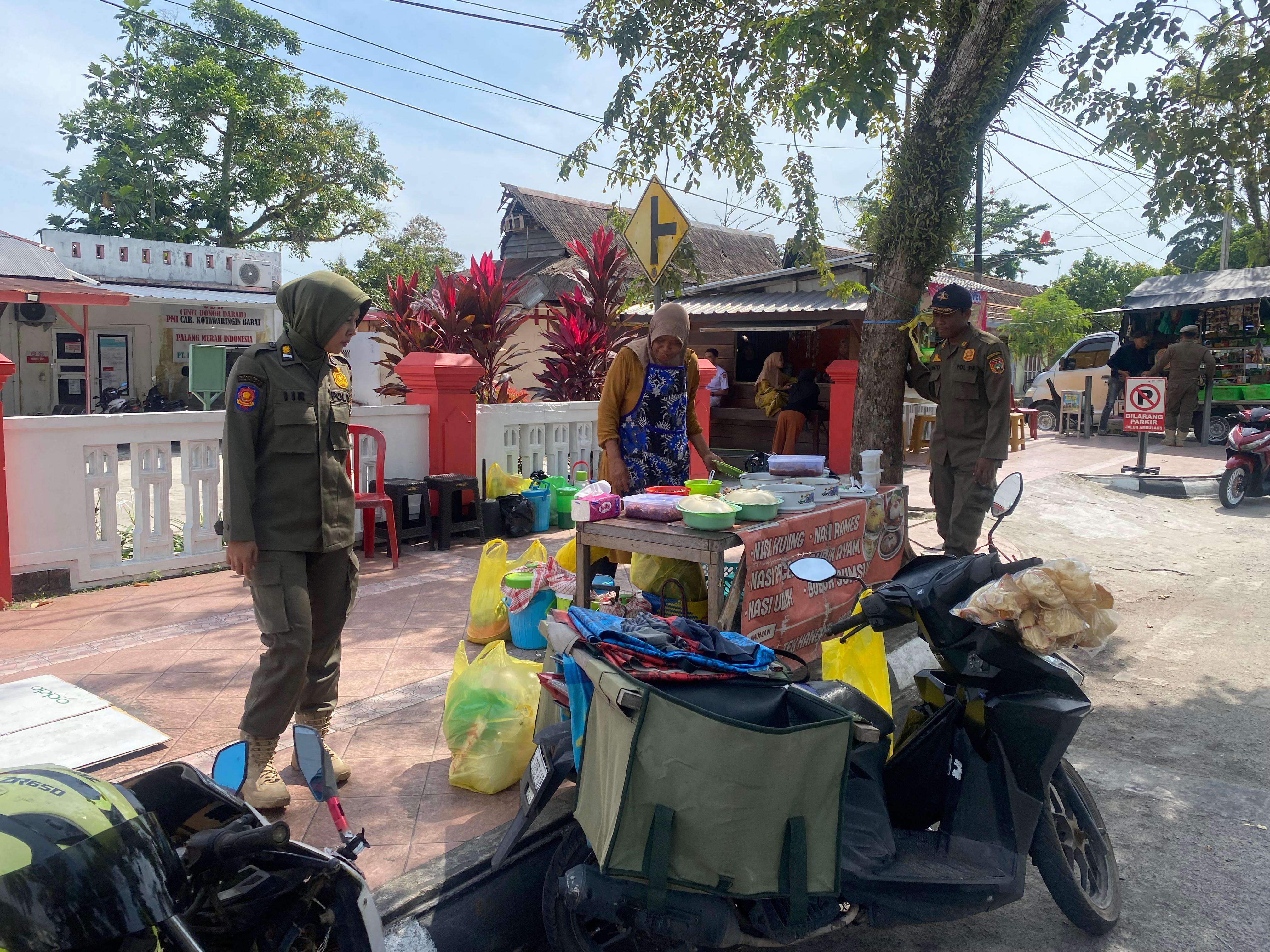 Penertiban pedagang di Jalan Sutan Syahrir, depan RSUD Sultan Imanuddin Pangkalan Bun, Senin (19/1).