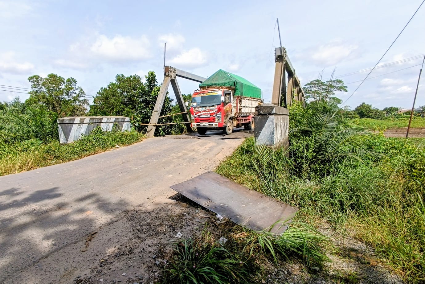 Besi plat lantai Jembatan Jalan Kapten Mulyono Sampit tidak berada di tempatnya diduga hendak dicuri. (Oes/Radar Sampit)