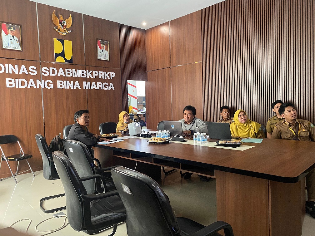 Rapat pertemuan di Ruang Aula Bina Marga bersama perwakilan dari kecamatan untuk membahas SK jalan di tahun 2026, Senin (19/1).