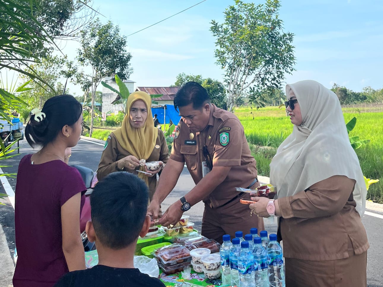 Wakil Bupati Kotim Irawati saat menyambangi pedagang dadakan di Jalan Pelita, Desa Tinduk, Kecamatan Baamang, yang saat ini tengah viral di media sosial. (Dok. Aspri Wabup Kotim Irawati)