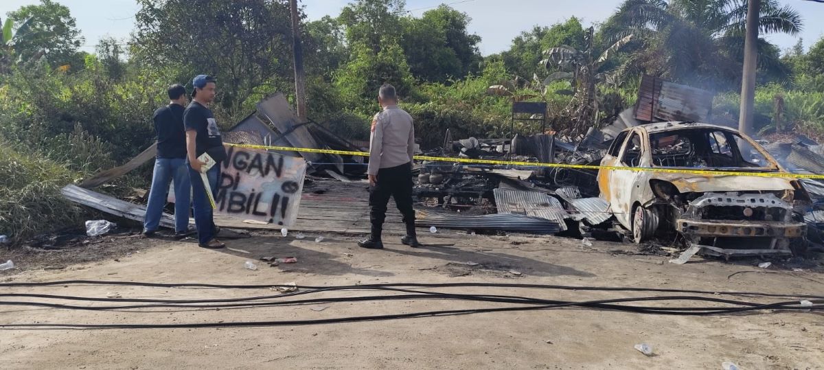 OLAH TKP: Polsek Ketapang saat olah TKP kebakaran di Jalan Jenderal Sudirman, kilometer 4, Sampit, Senin (19/1/2026). FOTO: POLSEK KETAPANG /RADAR SAMPIT