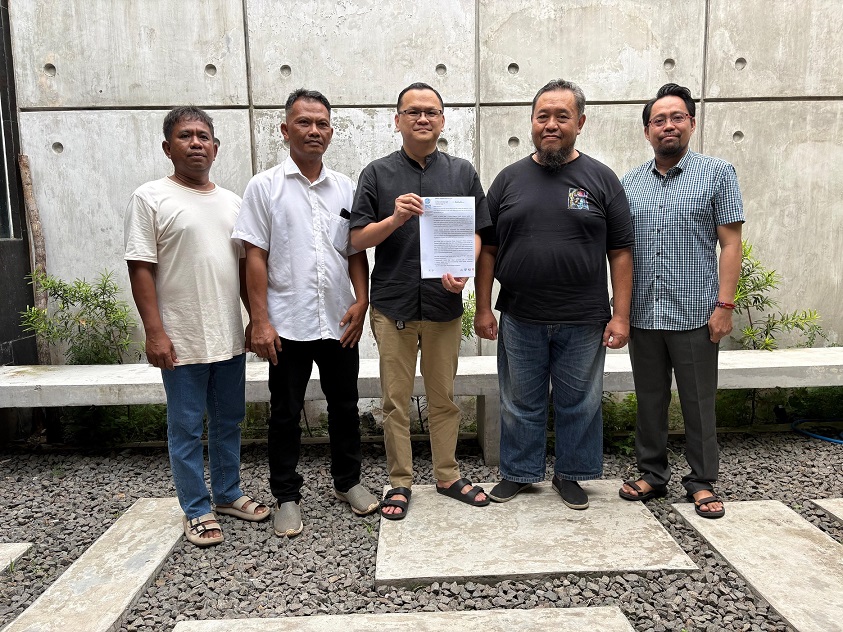 Para pengurus DPW ALFI/ILFA Provinsi Kalteng (tengah) dan perwakilan anggota, menunjukkan surat penolakan perubahan KBLI yang dikeluarkan BPS, Selasa (20/1).