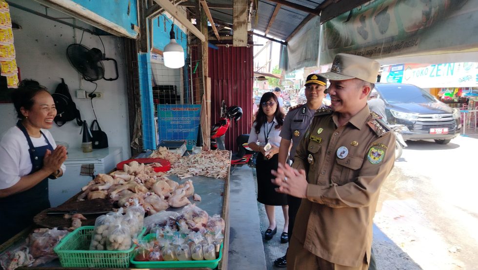 Bupati Gumas Jaya Samaya Monong ketika menyapa warga yang menggeluti usaha berdagang, belum lama ini.