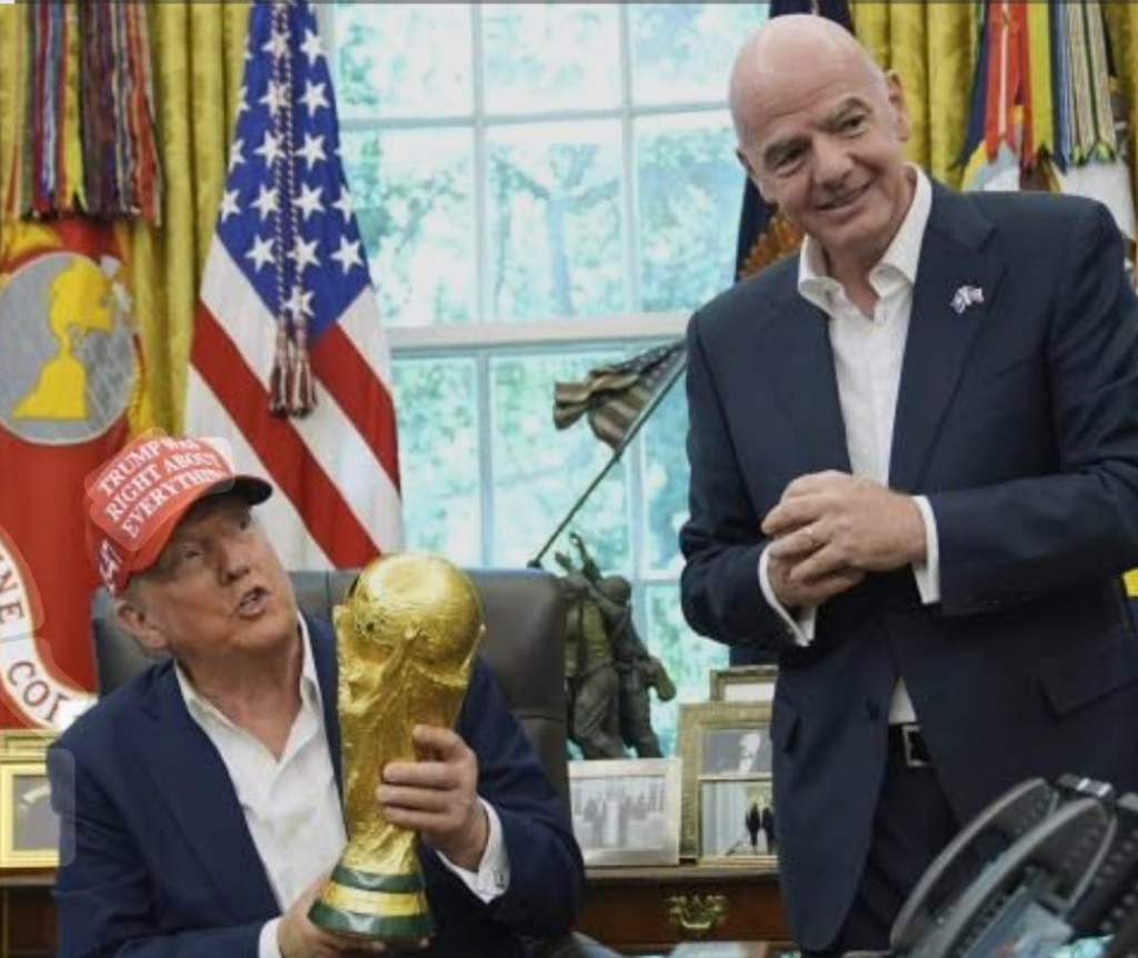 Presiden AS bersama Presiden FIFA saat bertemu di Gedung Putih beberapa waktu lalu.