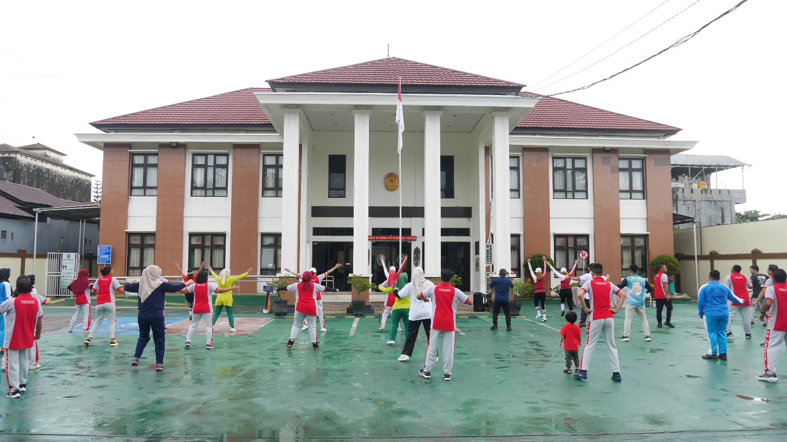 Aktivitas senam pagi para staf dan karyawan di PN Sampit, saat hari Jumat.