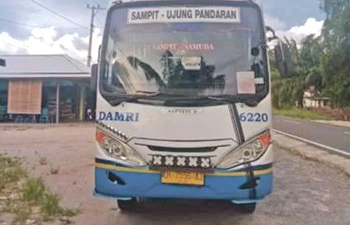 Bus Damri yang biasa meyalani rute Sampit-Ujung Pandaran. (Dok. Radar Sampit)