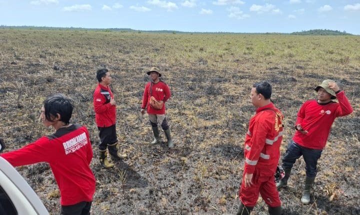 Tim TRC BPBD Sukamara saat berada di lokasi karhutla di wilayah Desa Sungai Pasir, Kecamatan Pantai Lunci.