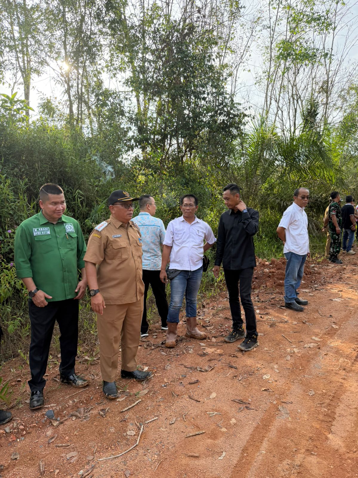 Perangkat Kecamatan Mentaya Hulu, anggota DPRD dan sejumlah pihak ketika mengawal perbaikan sementara ruas jalan Tanjung Bawan&ndash;Kuala Kuayan, baru-baru tadi.