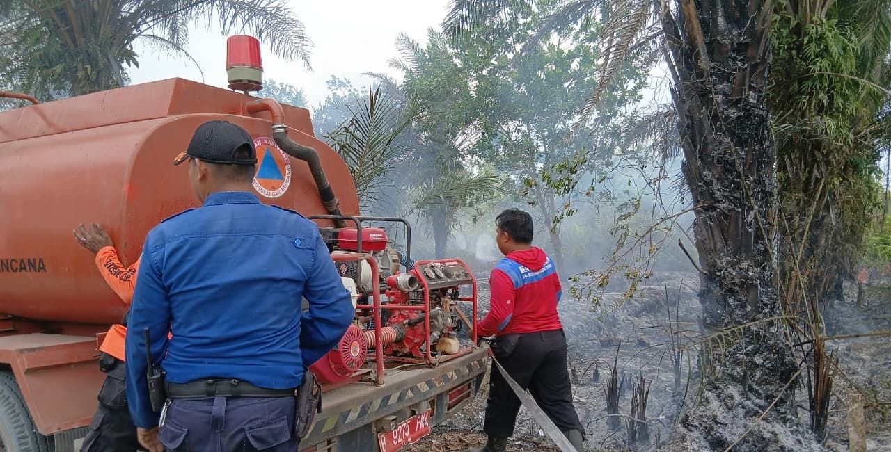 Kebakaran lahan di Jalan Robby, dekat Jalan Sudirman Sampit, wilayah Kecamatan Mentawa Baru Ketapang, Rabu (21/1/2026).