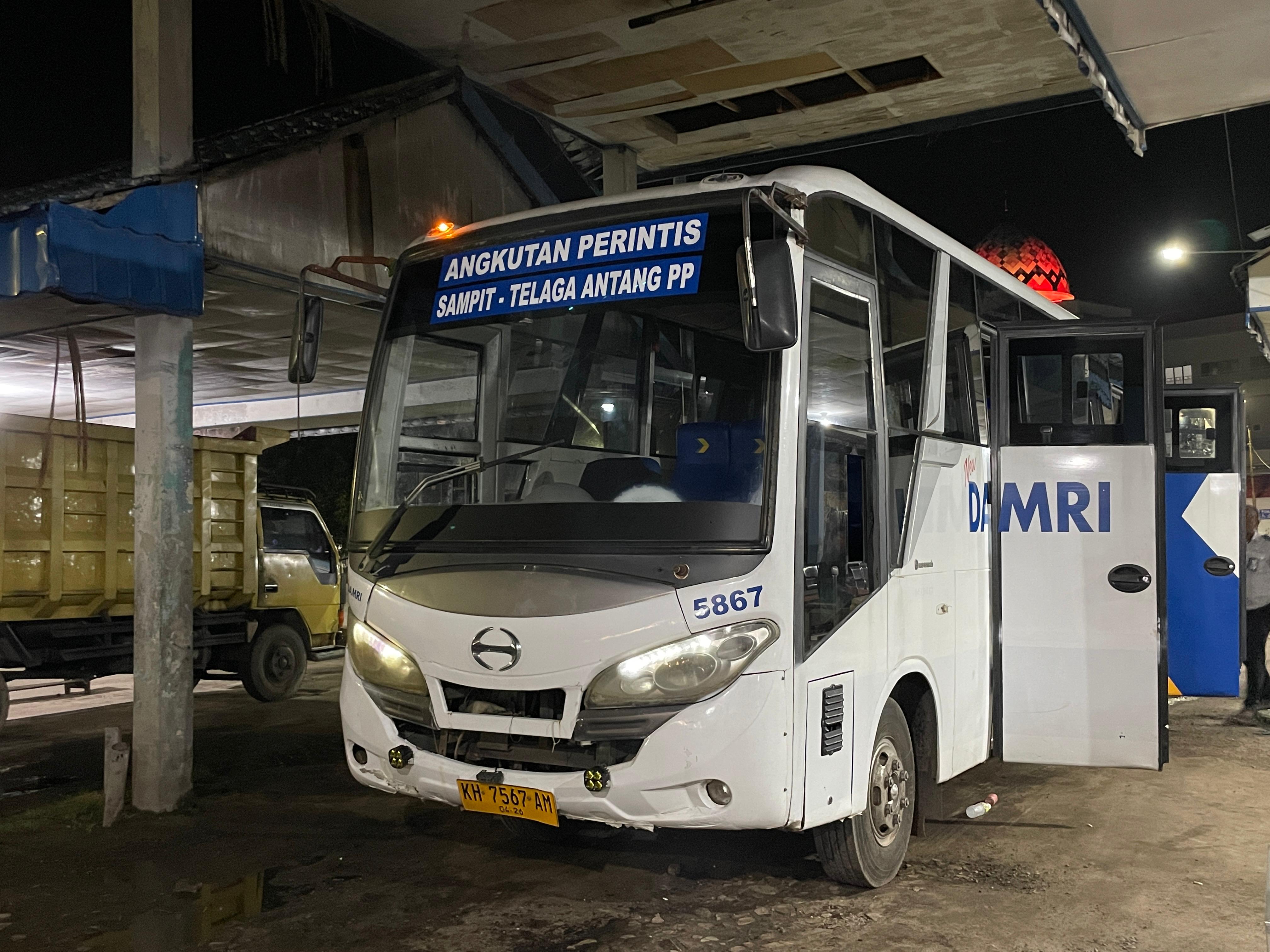 Bus Perintis yang akan melayani rute Sampit-Parenggean - Telaga Antang saat berada di Terminal Patih Rumbih Sampit.