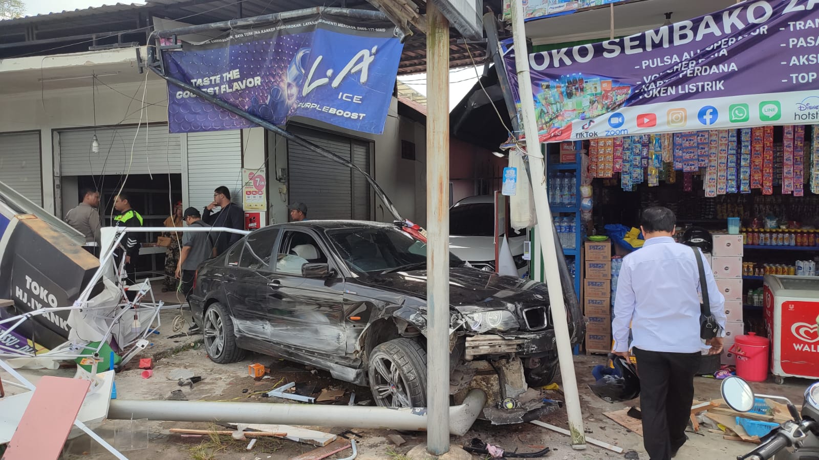 Insiden kecelakaan lalu lintas menghebohkan warga terjadi di Jalan Yos Sudarso, tepatnya di kawasan kuliner Kota Palangka Raya, Rabu (21/1/2026)