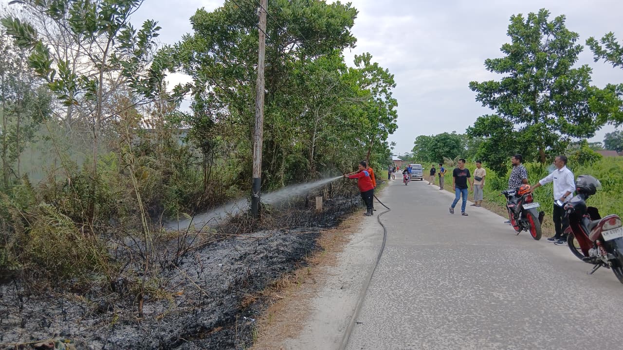 Kebakaran lahan di Jalan Robby, Komplek Sawit Raya, Kabupaten Kotawaringin Timur. (TRC BPBD Kotim)