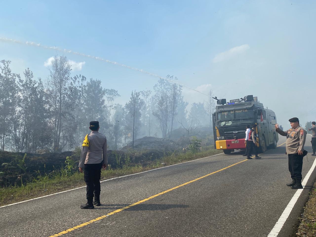 Personel gabungan ketika berupaya memadamkan api  di Desa Batu Nyapau, Kecamatan Tewah, Senin (19/1/2026).