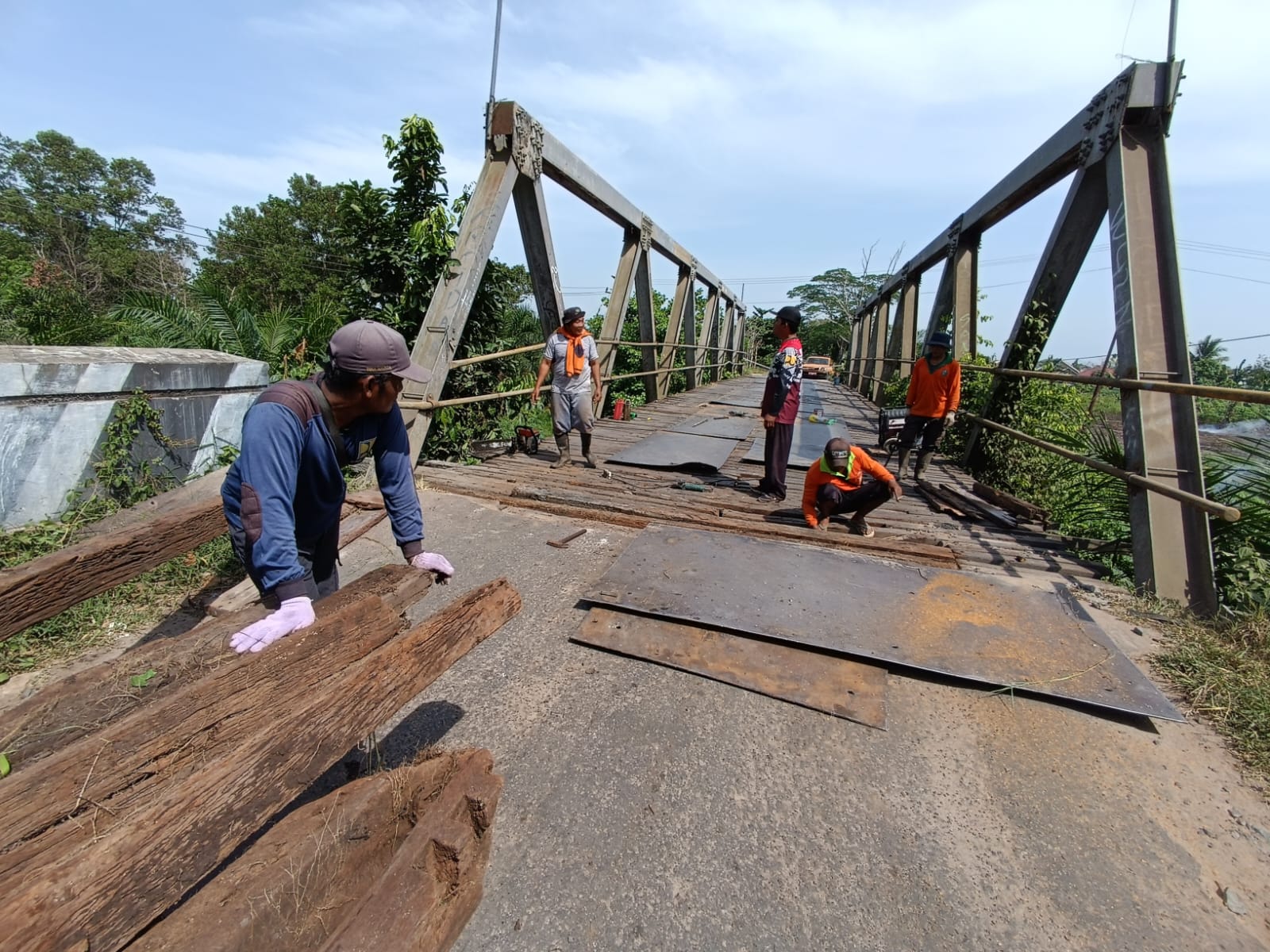 Perbaikan Jembatan Kapten Mulyono Sampit, mulai dikerjakan akibat banyak masyarakat yang mengeluhkan kerusakannya.(oes/Radar Sampit)