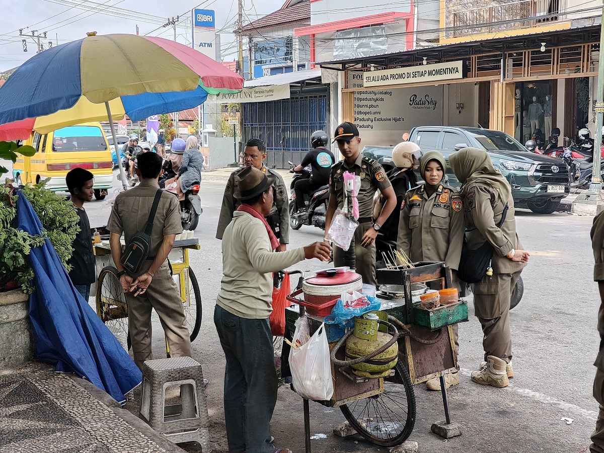 Satpol PP Kotawaringin Barat melaksanakan penertiban pedagang kaki lima yang berjualan di atas trotoar Kota Pangkalan Bun, Selasa (20/1).