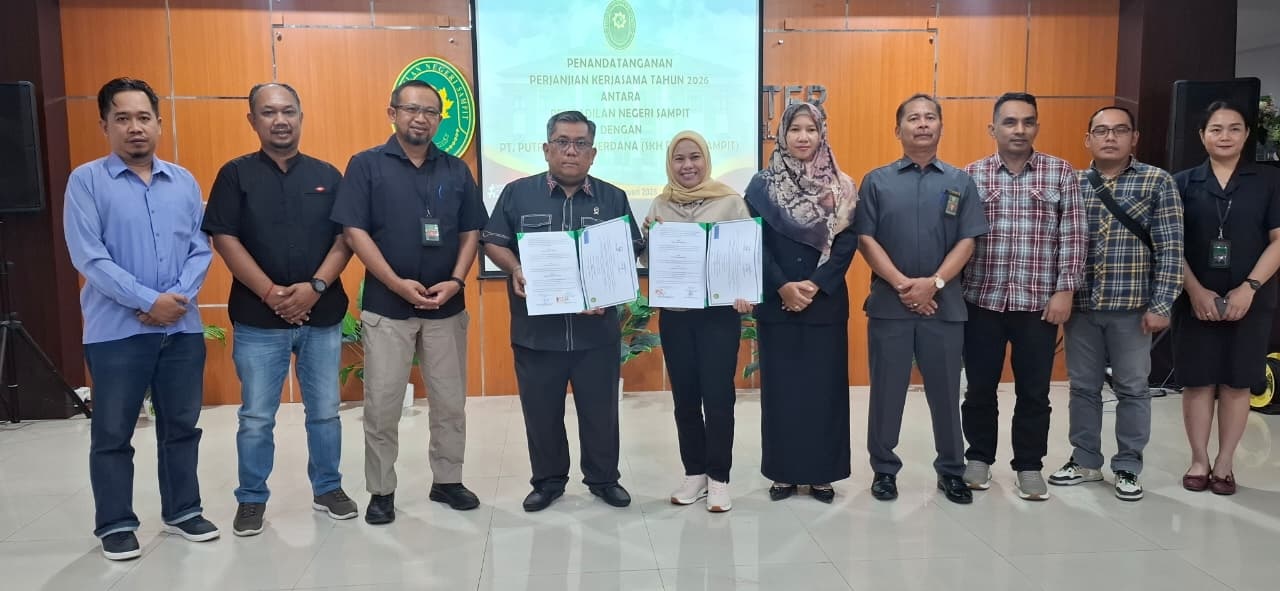 Ketua PN Sampit dan Direktur Radar Sampit ( tengah), bersama jajaran staf PN Sampit, dan manajemen Radar Sampit, usai penandatanganan kerjasama, Rabu (21/1).