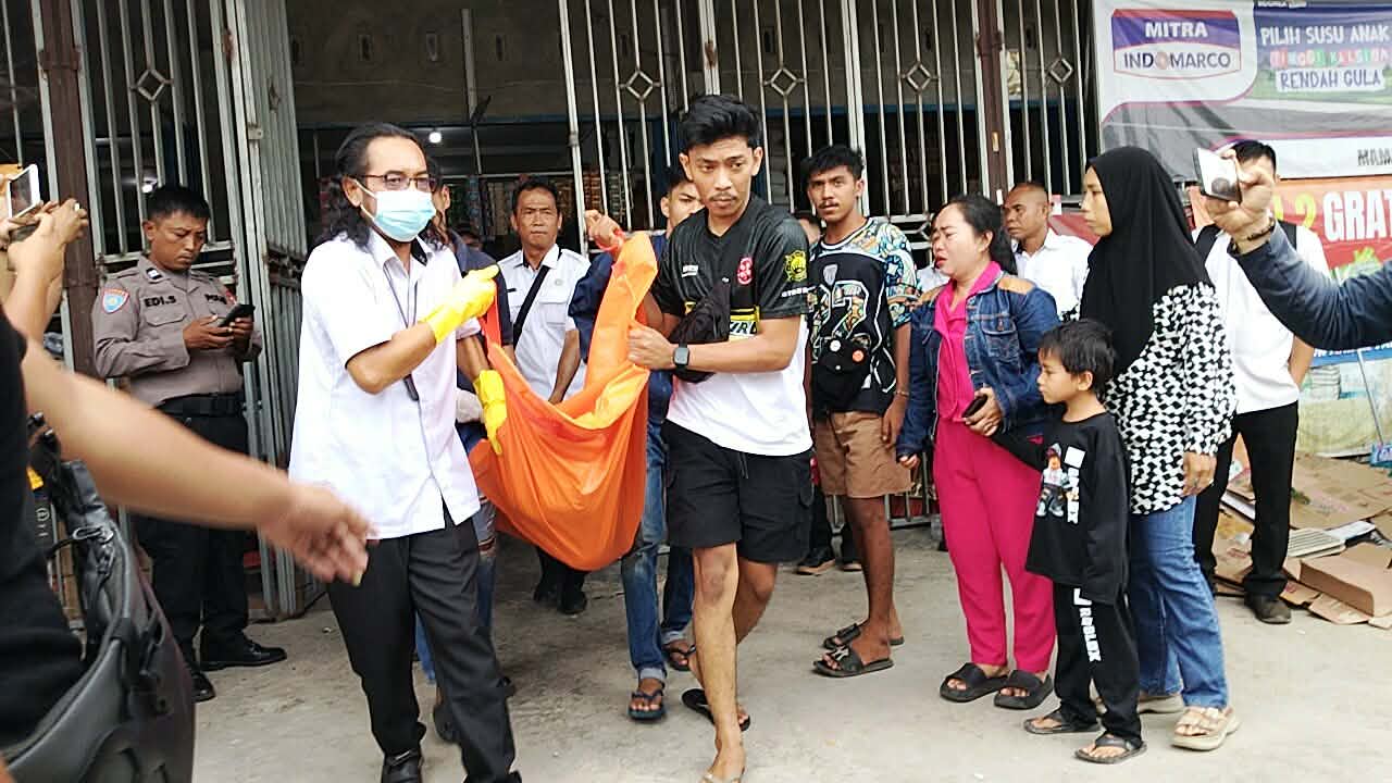 Evakuasi jenazah seorang sopir pengantar barang di Kota Palangka Raya berinisial AR (40), warga Desa Kanamit, Kabupaten Kapuas, dari sebuah toko di Jalan Mahir Mahar, Rabu (21/1)