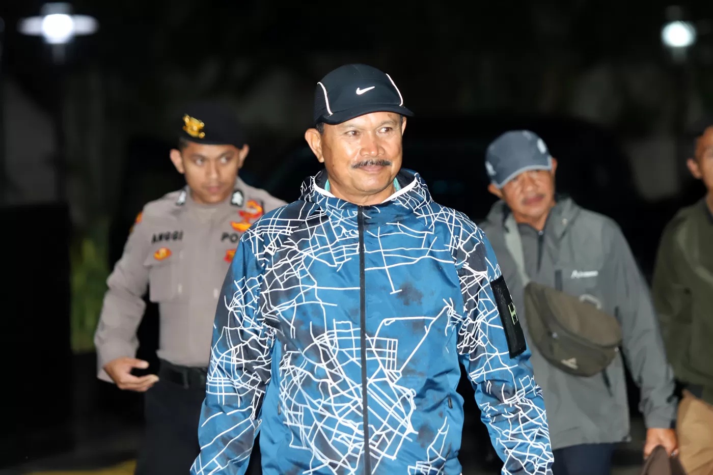 Wali Kota Madiun Maidi dikawal petugas setibanya di Gedung Merah Putih KPK usai terjaring OTT, Jakarta, Senin (19/1/2026). (Dery Ridwansah/ JawaPos.com)