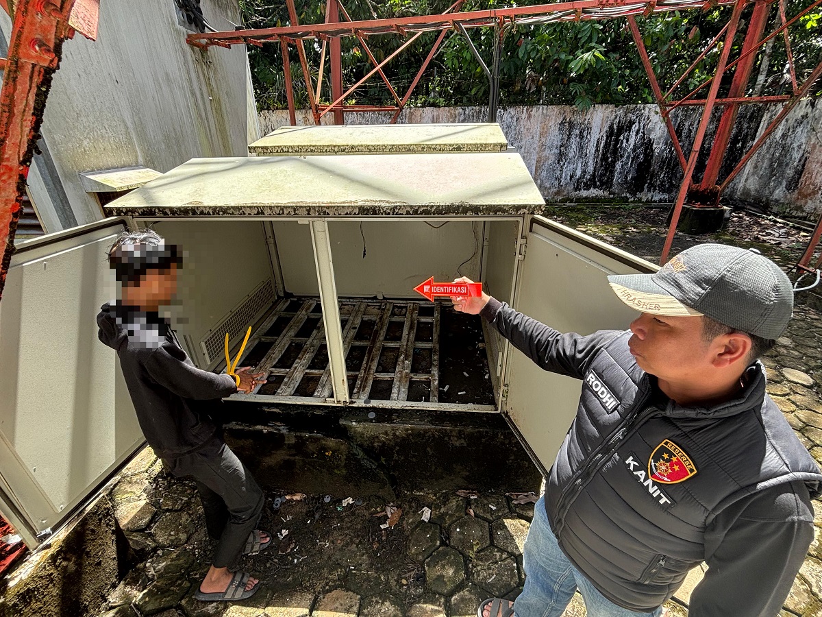 Anggota Satreskrim Lamandau melakukan reka ulang adegan pencurian baterai power system milik tower jaringan seluler Telkomsel di Kelurahan Kudangan, Kecamatan Delang.
