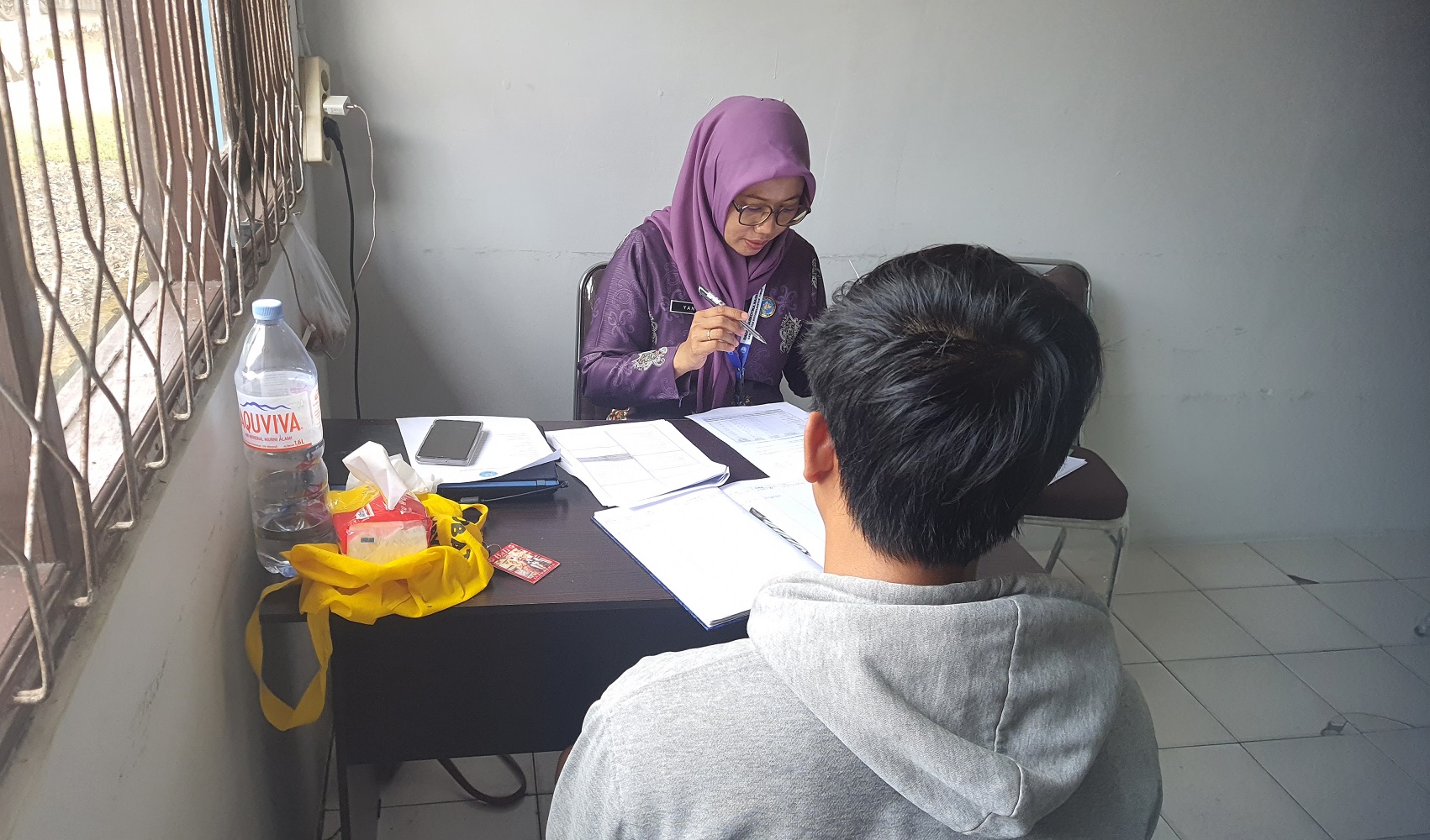 Tim Rehabilitasi Narkoba di BNNK Kotim saat mewawancarai salah satu pasien yang positif pengguna narkoba, Selasa (20/1).
