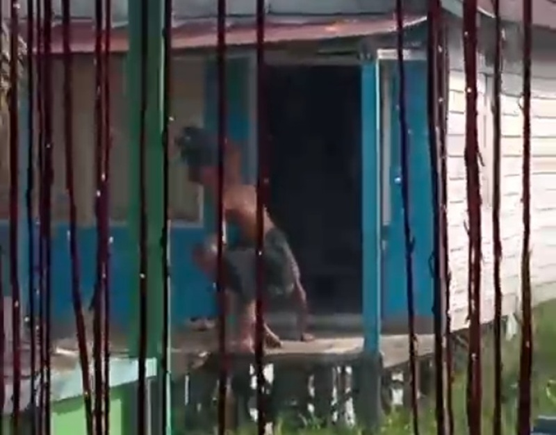 Potongan video viral dugaan penganiayaan ayah kandung oleh anaknya. (warga/radar sampit)