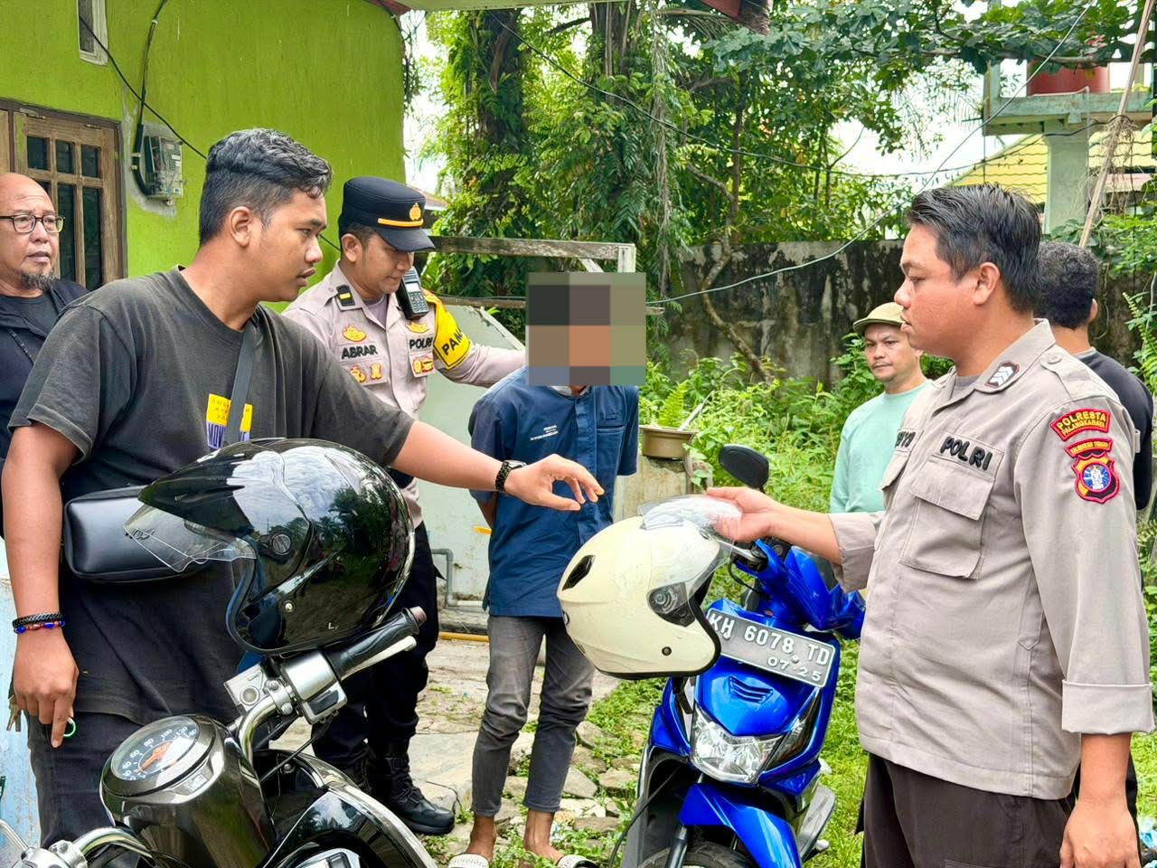 DIAMANKAN : Nasib apes dan sial dialami B.S.P. (22). Niatnya melakukan pencurian justru berakhir di tangan polisi setelah aksinya ketahuan pemilik barak.&nbsp;(Polresta Palangka/Radar Sampit)