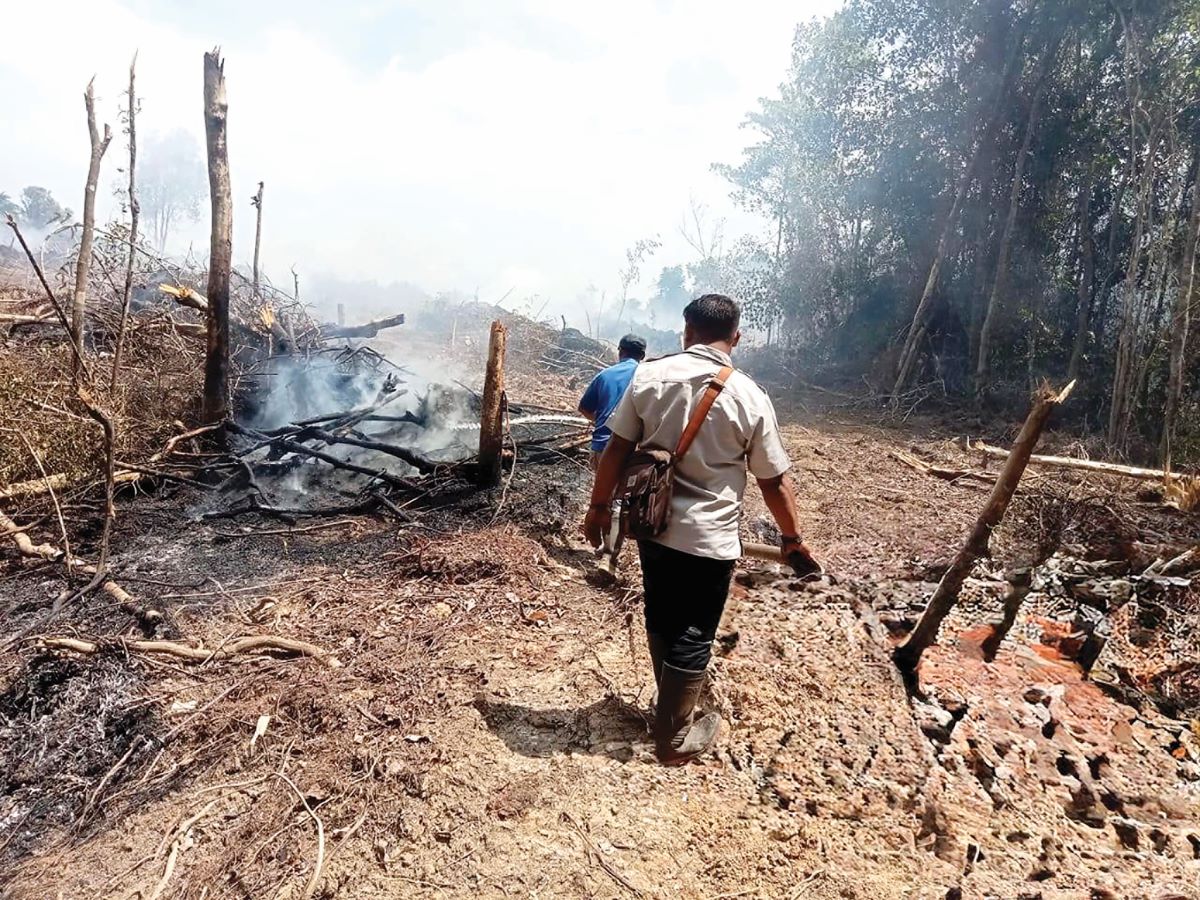 KARHAN: Kebakaran lahan terjadi di Jalan Sudirman km 43, Kelurahan Baamang Tengah, Kecamatan Baamang, Sampit, Kamis (22/1/2026). BPDB KOTIM/RADAR SAMPIT