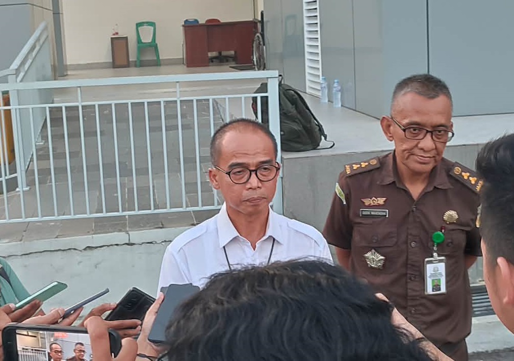 Asintel Kejati Kalteng Hendri Hanafi, memberi keterangan, di sela masa pemeriksaan para saksi, dalam penanganan dugaan tipikor dana hibah Pilkada Kotim 2024.