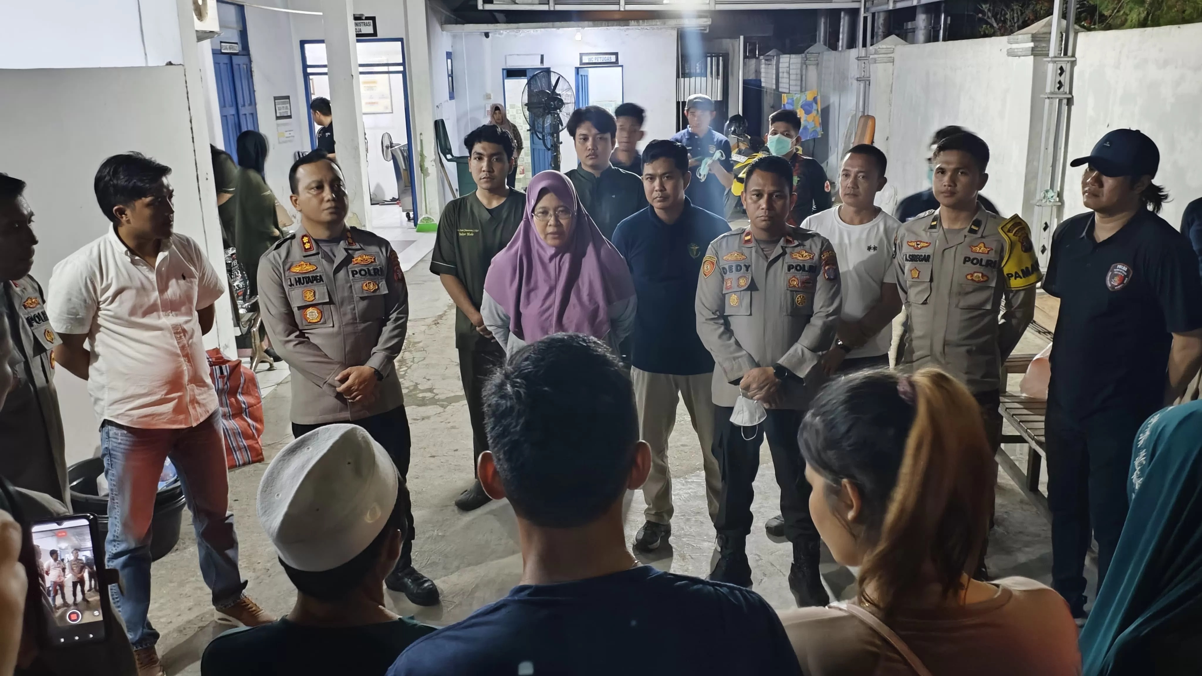 Kapolres Barsel, AKBP Jecson R Hutapea didampingi dr Ricka Brillianti saat memberikan penjelasan di depan keluarga korban di RSUD Jaraga Sasameh.(Denar/Kalteng Pos)
