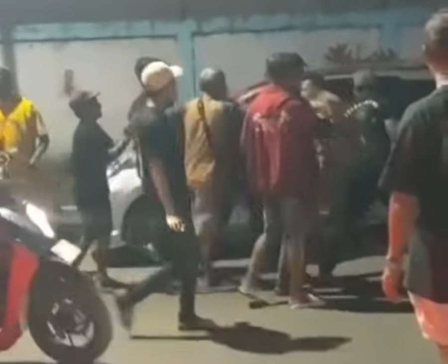 Potongan video perkelahian sopir travel di Pelabuhan Panglima Utar, Kecamatan Kumai, Kabupaten Kotawaringin Barat, belum lama ini.