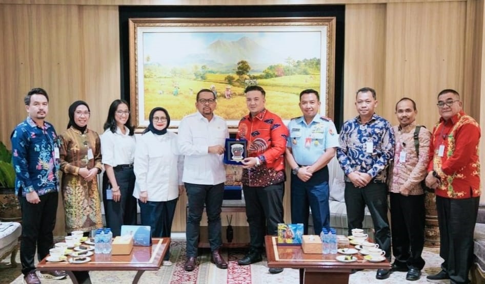 Bupati Lamandau Rizky Aditya Putra bersama sejumlah kepala OPD saat melakukan audiensi bersama Kepala Staf Kepresidenan, Muhammad Qodari, di Gedung Kantor Staf Presiden (KSP), Jakarta, Rabu (21/1)