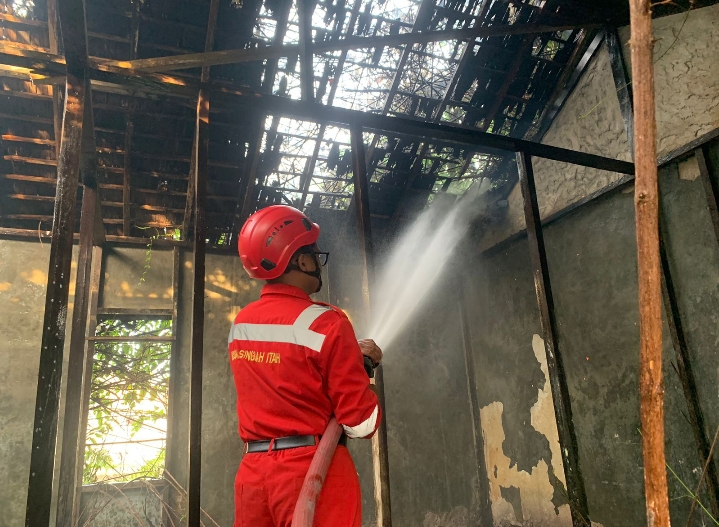 Kebakaran rumah kosong yang tertutup semak belukar di Gang Mihau III, RT 25, Kelurahan Baru, Kecamatan Arut Selatan, Kabupaten Kotawaringin Barat (Kobar) terbakar, Kamis (22/1) pukul 16.00 WIB.