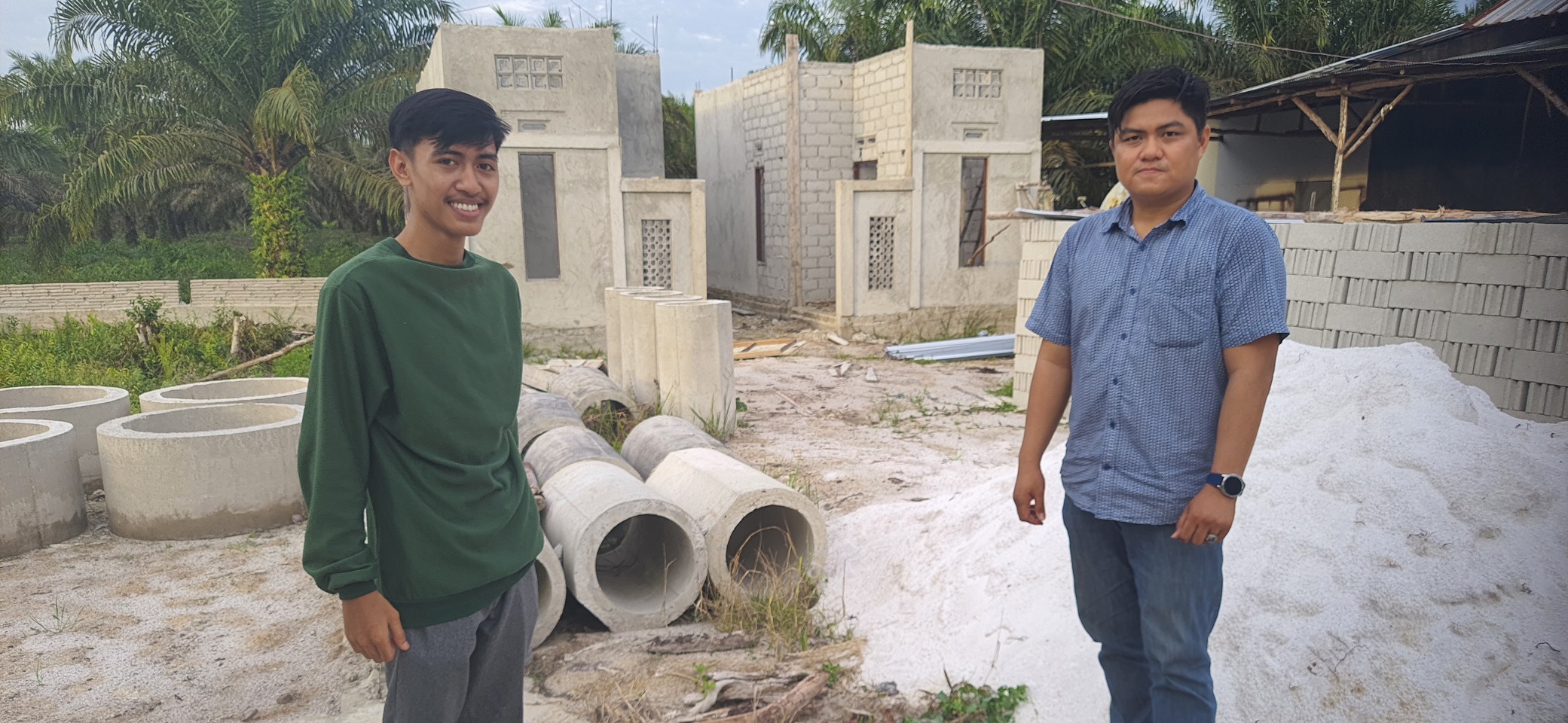 Ketua REI Kotim Fajriansyah (kanan) di salah satu lokasi  pembangunan komplek perumahan di Jalan Jenderal Sudirman, Sampit, baru-baru tadi.
