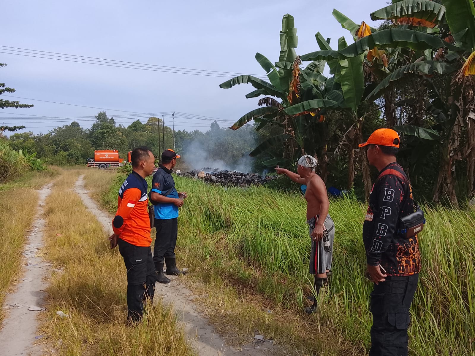 Salah seorang warga saat ditanya petugas soal kebakaran di Jalan Poros Bagendang Hilir, Kecamatan Mentaya Hilir Utara, Jumat (23/1/2026). (TRC BPBD Kotim)