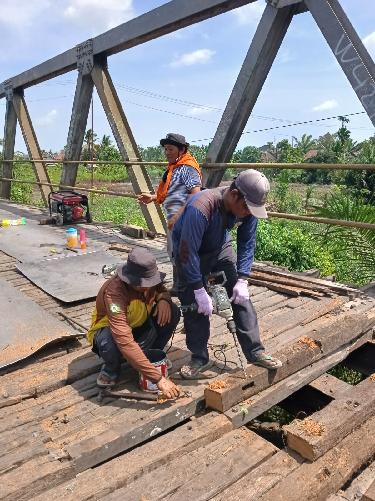 Jembatan Sei Mentawa I atau yang dikenal Jembatan Patan di Jalan Kapten Mulyono, saat diperbaiki dari kerusakan,  Rabu (21/1).