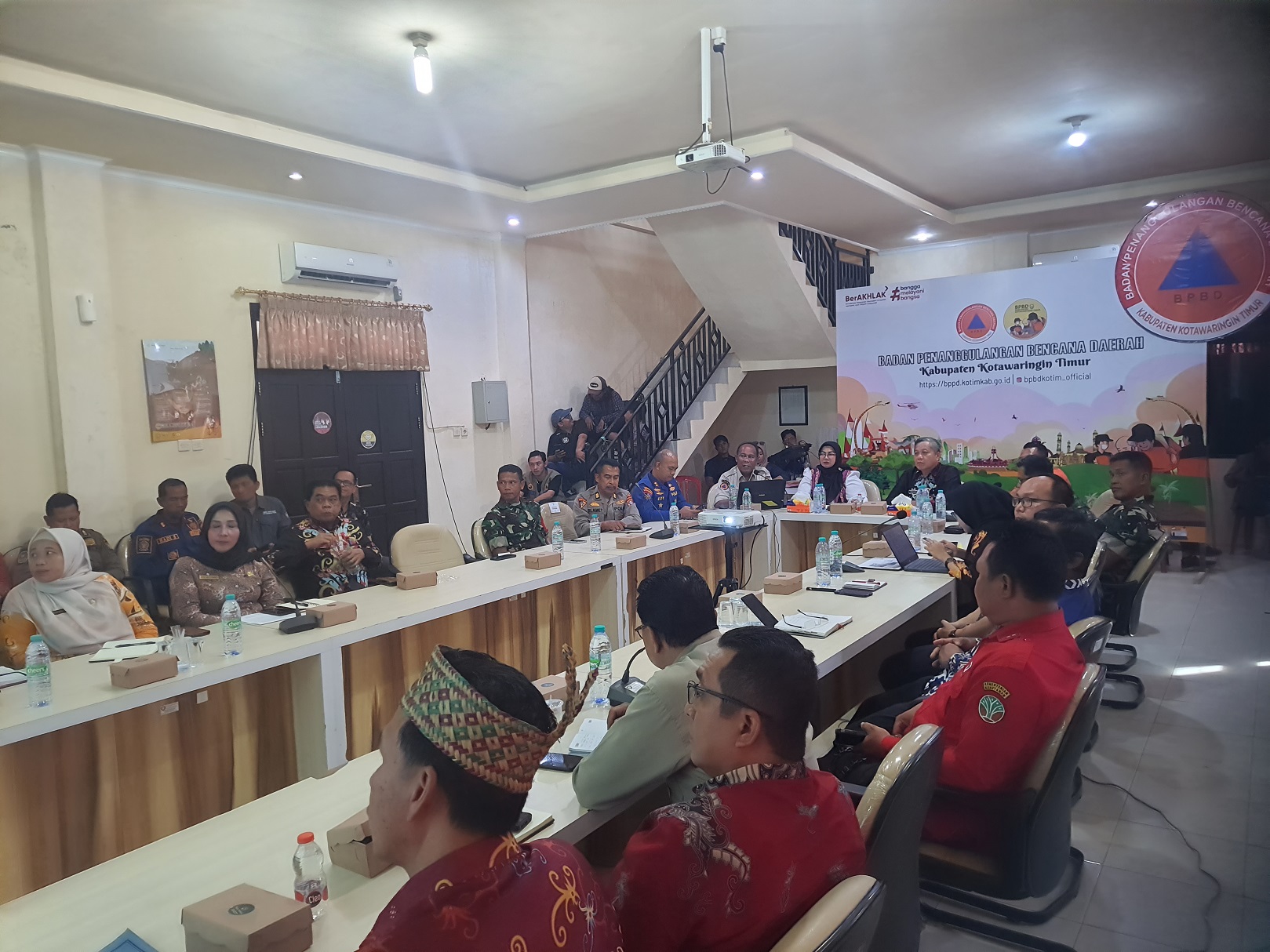 Rakor pembahasan pengendalian karhutla di aula BPBD Kotim, Kamis (22/1).