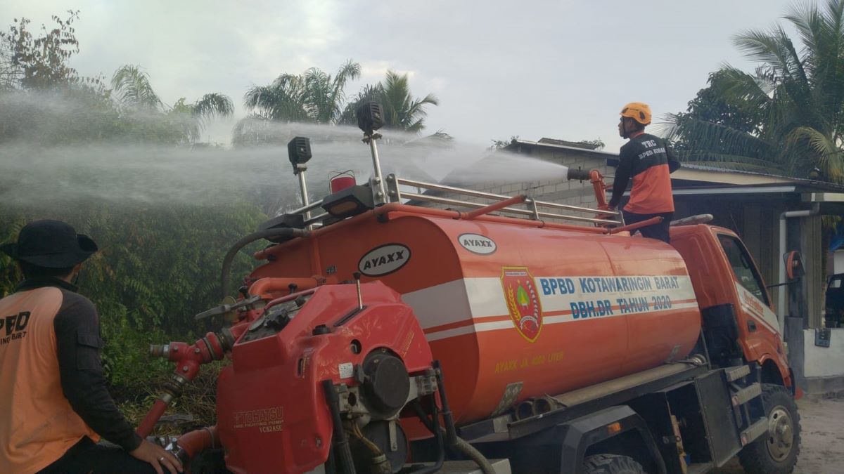 KARHUTLA: BPBD Kobar berhasil memadamkan Karhutla di Natai Arahan, Sidorejo, Kecamatan Arsel, Kabupaten Kotawaringin Barat (Kobar), Jumat (23/1/2026). FOTO: BPBD KOBAR/Radar Sampit